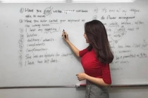 Cô giáo Anh văn xinh đẹp mặc bikini đội nón lá ở Nha Trang có body hút mắt