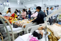 Hà Nội: Cấp cứu 5 người ngộ độc rượu methanol nặng