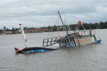 Sóng lớn nhấn chìm 5 tàu, bão số 9 đang áp sát Bình Định