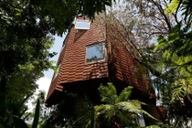 Nhà mát rượi nhờ mặt tiền gỗ bao quanh độc đáo