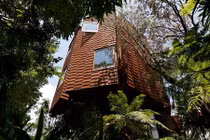 Nhà mát rượi nhờ mặt tiền gỗ bao quanh độc đáo