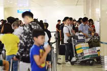 Sân bay Tân Sơn Nhất dừng phát thanh tin chuyến bay vì tiếng ồn