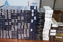 Giấu hơn 1.000 bao thuốc lá lậu trong "bụng" xe khách