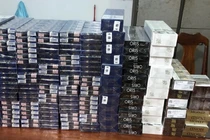 Giấu hơn 1.000 bao thuốc lá lậu trong "bụng" xe khách