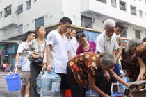 Cty Nước sạch Pháp Vân thừa nhận dùng xe chở nước tưới cây đưa nước miễn phí cho dân HN