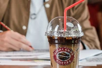 Cafe Highland bị tố “đuổi” khách sau 1 tiếng hoặc phải mua thêm đồ uống?