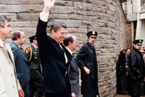 Vị Tổng thống Mỹ bị bắn, đạn xuyên vào phổi vẫn nói đùa với vợ 