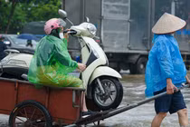 Những dịch vụ “hốt bạc” khi Hà Nội ngập sau mưa lớn 