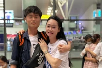 Quách Thu Phương tiễn con trai đi du học, nhan sắc gây chú ý