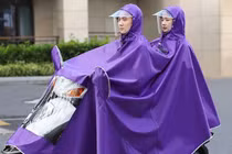 Đồ dùng đi mưa vào mùa sôi động