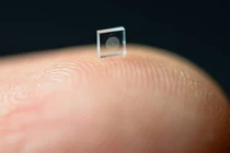Cận cảnh máy ảnh siêu nhỏ, có kích thước chỉ bằng hạt muối 