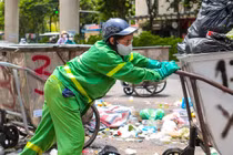 Ảnh: Rác thải chất đống, bốc mùi hôi thối trên nhiều tuyến phố Hà Nội