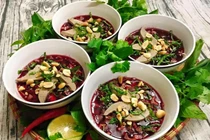 Mẹ đảm mách cách làm tiết canh từ nước củ dền cực sáng tạo