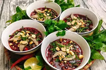 Mẹ đảm mách cách làm tiết canh từ nước củ dền cực sáng tạo