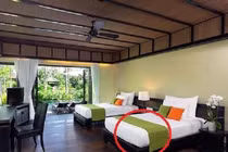 Hóa ra đây mới là tác dụng thật của khăn trải ngang giường khách sạn