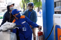 Giá xăng giảm mạnh nhất trong hơn 1 năm