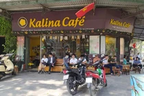 Bất chấp “lệnh đóng cửa”, nhiều quán cà phê ở Hà Nội vẫn tấp nập khách