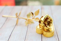 Vài trăm nghìn đồng một bông hoa hồng mạ vàng ngày 8/3