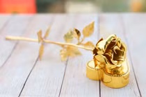 Vài trăm nghìn đồng một bông hoa hồng mạ vàng ngày 8/3