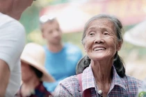 Chân dung cụ bà 77 tuổi chỉ học hết lớp 3 nhưng nói được 11 thứ tiếng 