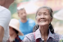 Chân dung cụ bà 77 tuổi chỉ học hết lớp 3 nhưng nói được 11 thứ tiếng 