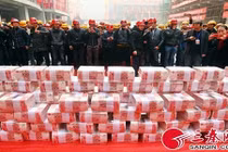 Công ty xếp 35 tỷ thành bức tường chia lương, thưởng Tết