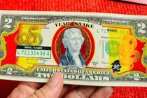 Tiền mạ vàng hình rắn được săn lùng dịp Tết Ất Tỵ 2025