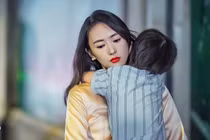 Trông em không may bị ngã, con riêng của vợ bị dượng tát sưng mặt