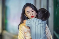 Trông em không may bị ngã, con riêng của vợ bị dượng tát sưng mặt