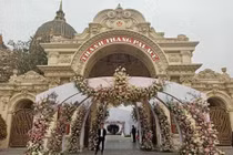 Choáng ngợp lâu đài dát vàng trong đám cưới “khủng” ở Ninh Bình