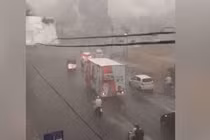 Video: Gió thổi bay bảng quảng cáo khiến 2 người bị thương