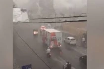 Video: Gió thổi bay bảng quảng cáo khiến 2 người bị thương