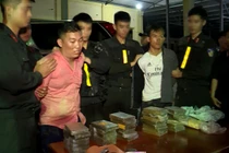 Bắt giữ 2 đối tượng vận chuyển 30 bánh heroin, 6.000 viên ma túy tổng hợp