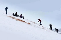 Hi hữu: rủ nhau trượt tuyết ở... sa mạc Sahara 