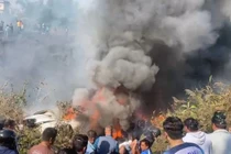 Máy bay rơi ở Nepal bốc cháy ngùn ngụt 