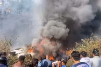 Máy bay rơi ở Nepal bốc cháy ngùn ngụt 