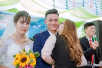 Gái xinh vô tư hôn chú rể, cô dâu đứng cạnh mặt không cảm xúc