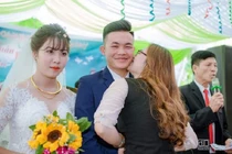Gái xinh vô tư hôn chú rể, cô dâu đứng cạnh mặt không cảm xúc