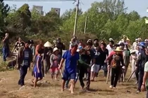 Video: Đi đưa tang bị hàng xóm cản đường, hàng chục người bỏ quan tài lao vào đánh nhau