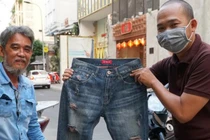 Đủ kiểu kiếm tiền độc lạ ở Việt Nam, hết xé đồ đến vá áo mưa mà hái ra tiền