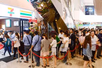 Xếp hàng dài mua bánh mì, nước trái cây ở 7-Eleven Sài Gòn 