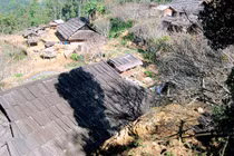 Lạ kỳ ngôi làng hàng trăm nóc nhà bằng gỗ quý tại Sơn La