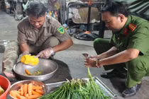 Trưởng Công an phường nấu cháo cho bệnh nhân nghèo 