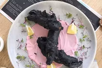 Món ăn đen xì “cháy hàng” hoá ra là “tác phẩm” cô gái Việt