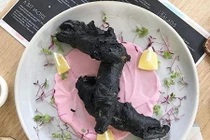 Món ăn đen xì “cháy hàng” hoá ra là “tác phẩm” cô gái Việt