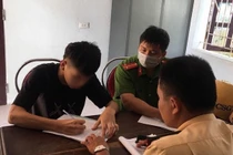 Nghệ An: Triệu tập thiếu niên 14 tuổi dùng chân điều khiển xe máy