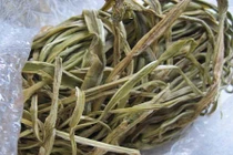 Rau khô như nắm cỏ: 500.000/kg, xếp hàng nửa tháng chờ mua