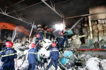 Kho nguyên liệu của công ty sợi cháy rụi, 13 xe cứu hoả tới hiện trường