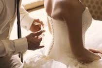 Trút bỏ quần áo vợ trong đêm tân hôn, tôi biết được sự thật đắng ngắt