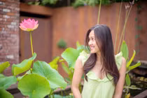 Mãn nhãn vườn sen rực rỡ trong nhà Dương Mỹ Linh ở Mỹ